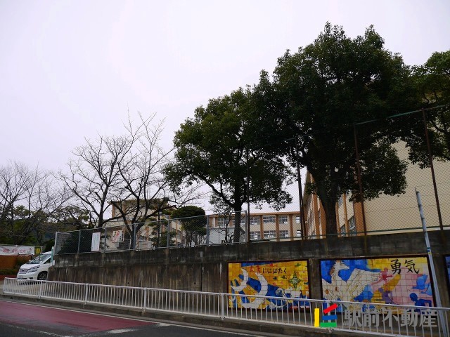 【福岡市東区香椎のマンションの小学校】