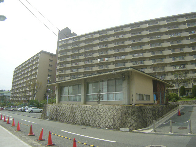 川西市向陽台のマンションの建物外観