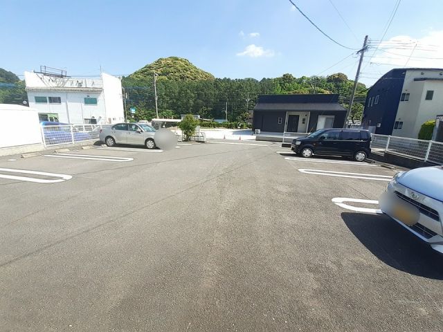 【アバンダントの駐車場】