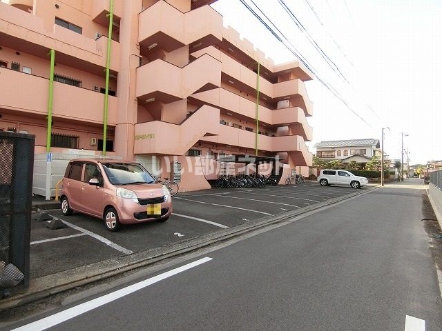 【津市白塚町のマンションの駐車場】