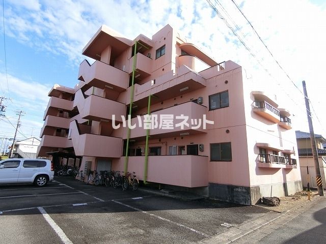 津市白塚町のマンションの建物外観