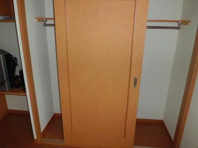 収納　クローゼットはシンプルながら使いやすい形状です。