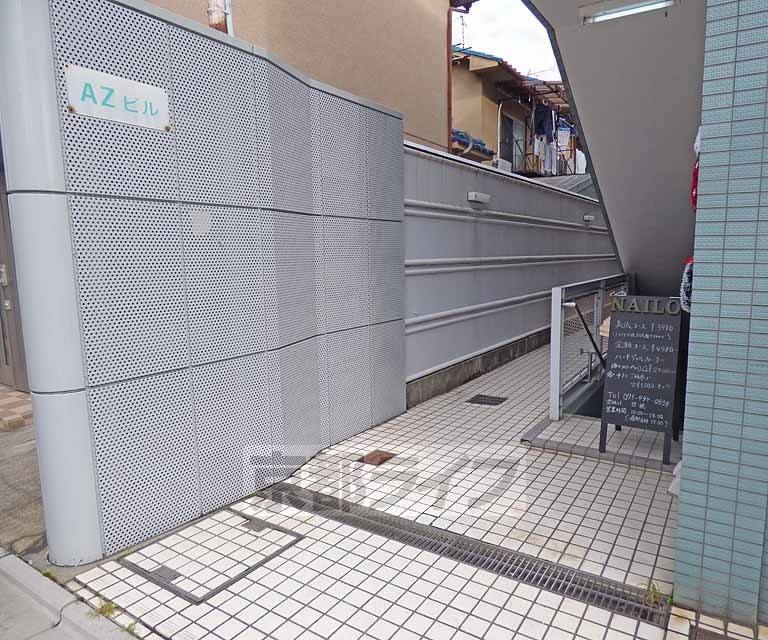 【京都市北区紫竹西野山東町のマンションのエントランス】