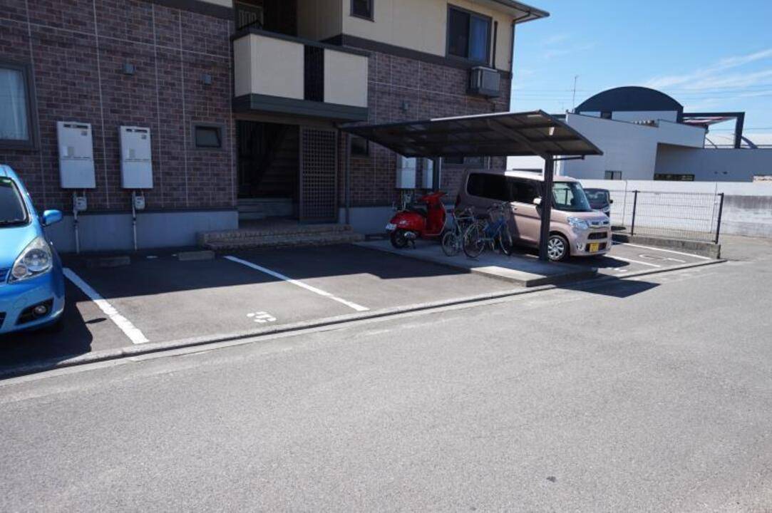 【松山市来住町のアパートの駐車場】