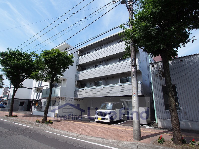 札幌市南区澄川三条のマンションの建物外観