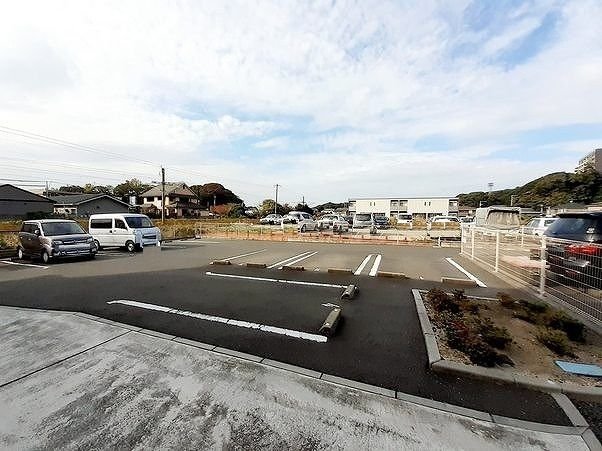 【中間市岩瀬のアパートの駐車場】