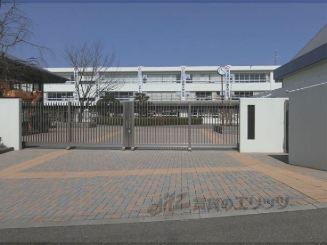 中学校　男山第三中学校（中学校）まで2300m