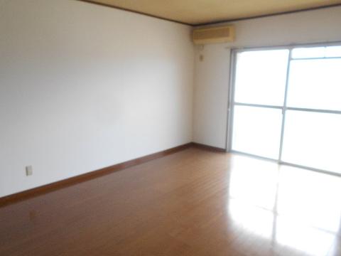 居室・リビング　室内