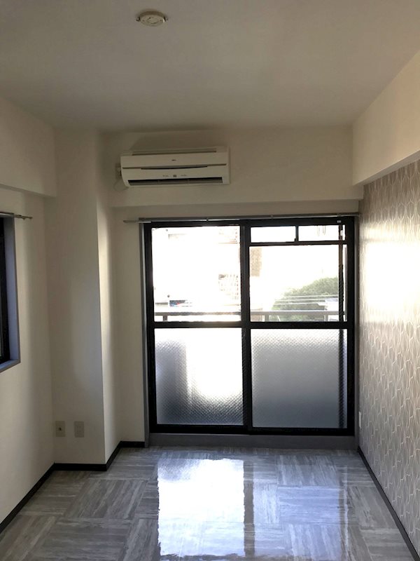 居室・リビング　落ち着いた色合いのリビングスペース