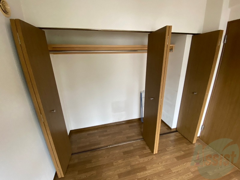 収納　こちらの収納にはハンガーをかけて服もしまえますね。