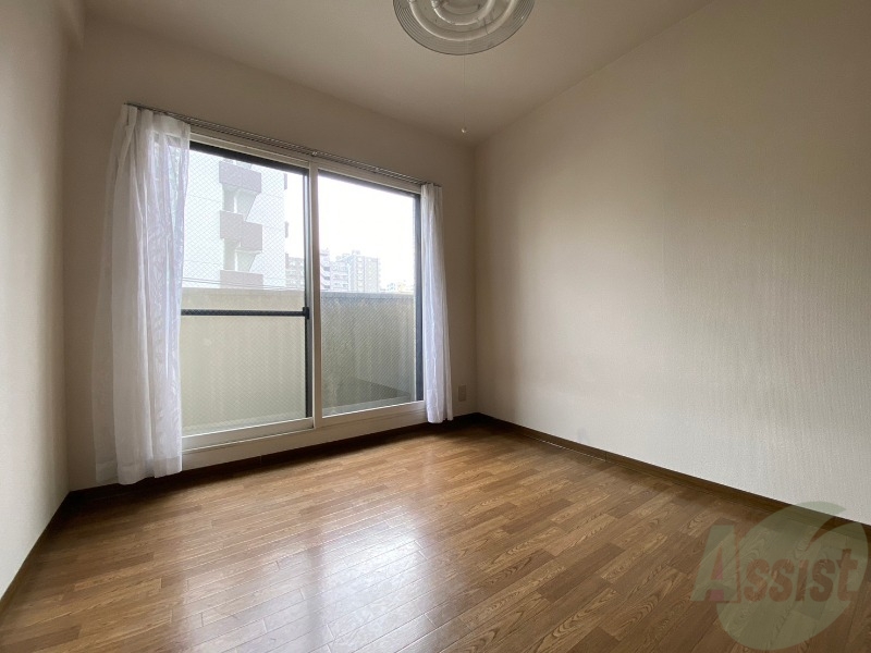 その他部屋・スペース　寝室はこちらです。光が差し込む、温かみのあるお部屋です。