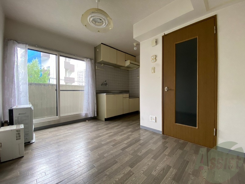 居室・リビング　リビングです。木目のフローリングが落ち着きますね。