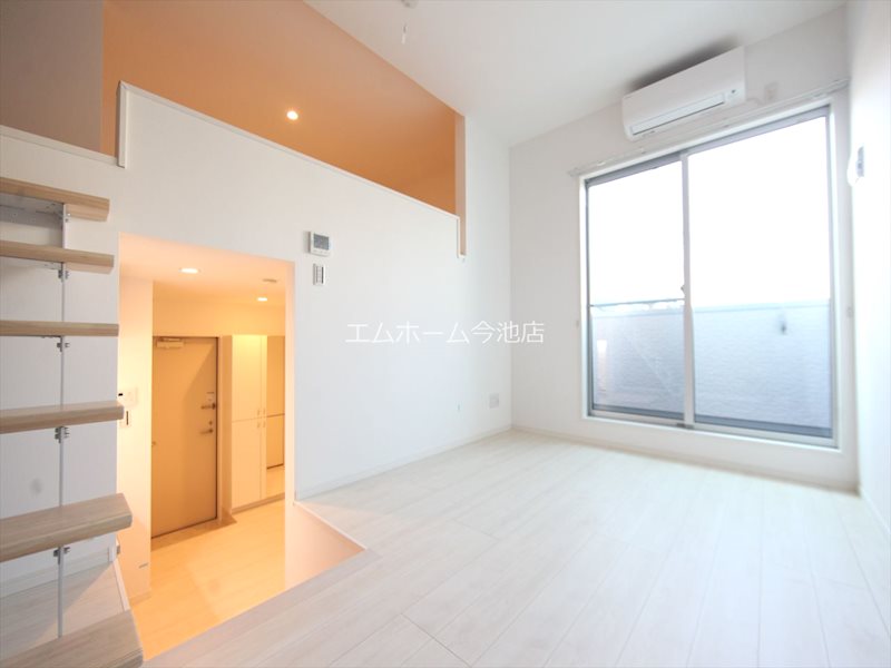 居室・リビング　洋室6.0帖　エアコン付　バルコニーに面しています