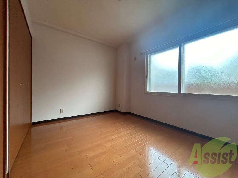 その他部屋・スペース　６帖の洋室です。広々として、きれいですね。