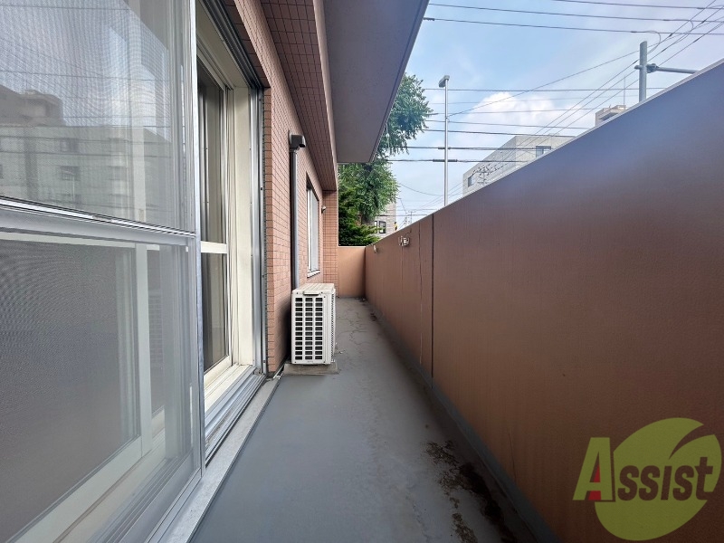 バルコニー　バルコニーは幅があり、広い印象を受けました。