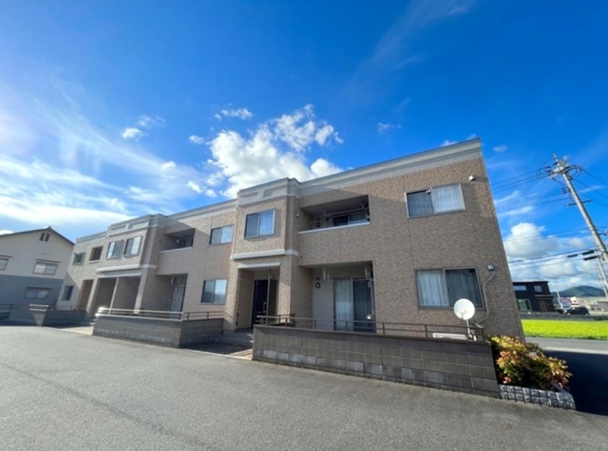 苫田郡鏡野町寺元のアパートの建物外観