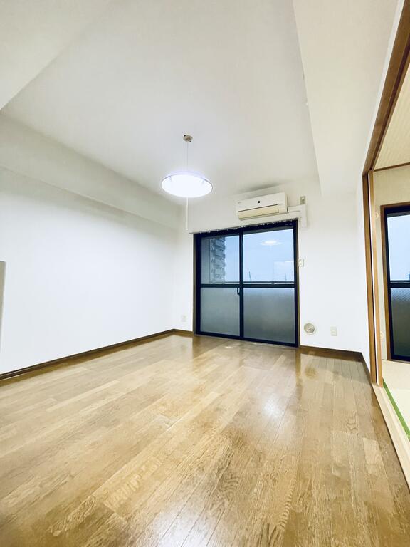 居室・リビング　陽当たり良好の広々としたリビング♪