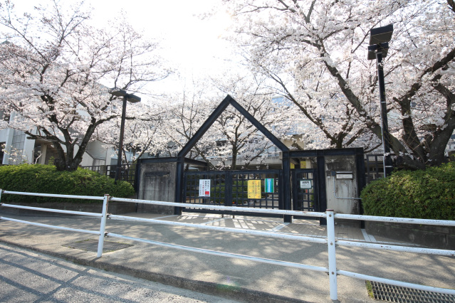 小学校　御所市立大正小学校（小学校）まで894m