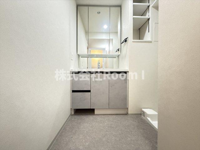 洗面設備　明るい洗面所です