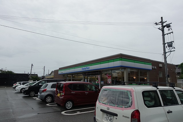 コンビニ　ファミリーマート（コンビニ）まで569m