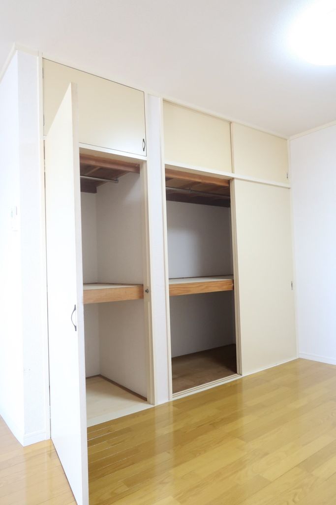 収納　収納もかなり豊富です♪パイプも付いていて洋服もかけやすいです