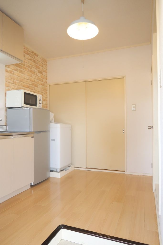 その他部屋・スペース　キッチン周辺の床も張り替え済みでキレイですよ