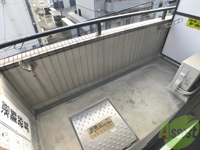 バルコニー　バルコニーは天気の良い日には洗濯物もよく乾きそうですね。