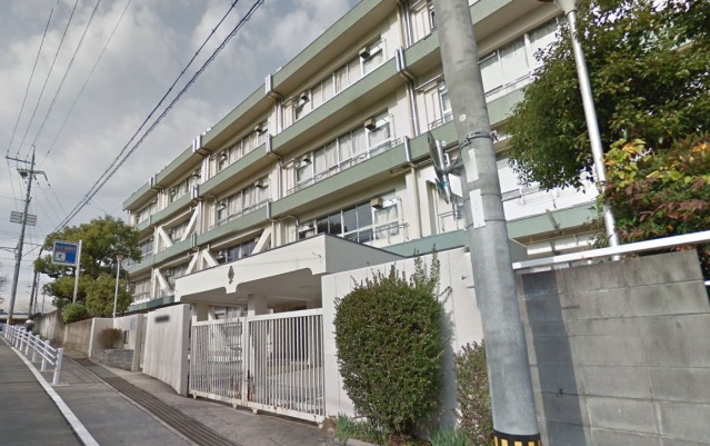 中学校　茨木市立西中学校（中学校）まで498m