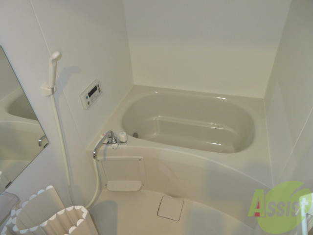 バス・シャワールーム　バスルームは狭すぎず、シャワーも浴びやすそうです。