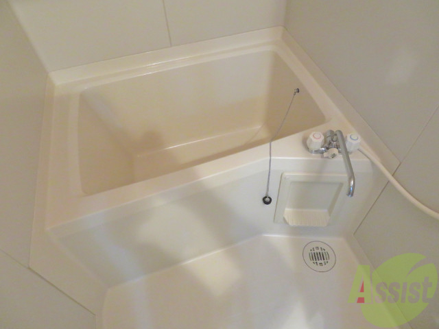 バス・シャワールーム　浴室は、綺麗でコンパクトなお風呂ですね。