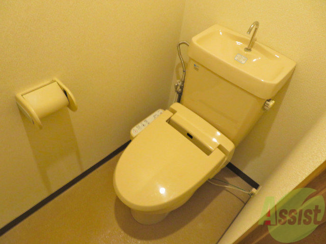 トイレ　トイレには、ウォシュレットが設置されているので便利ですね