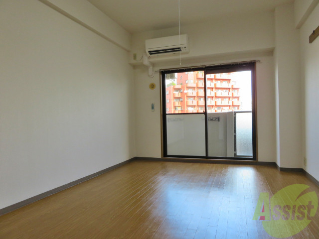 居室・リビング　リビングは、綺麗なフローリングが広がっていますね