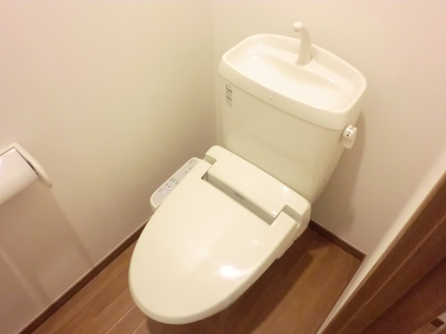 トイレ　トイレはウォシュレット機能付きです。