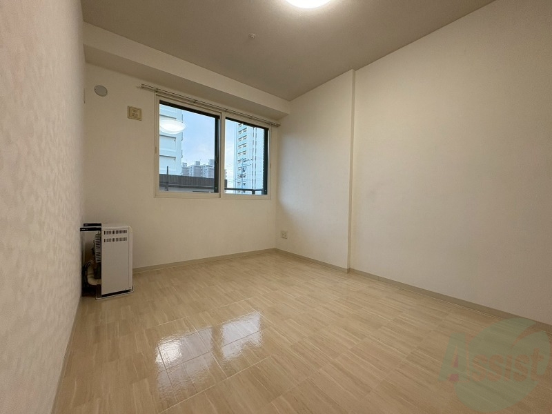 その他部屋・スペース　洋室は白いクロスにブラウンの建具が映えますね～