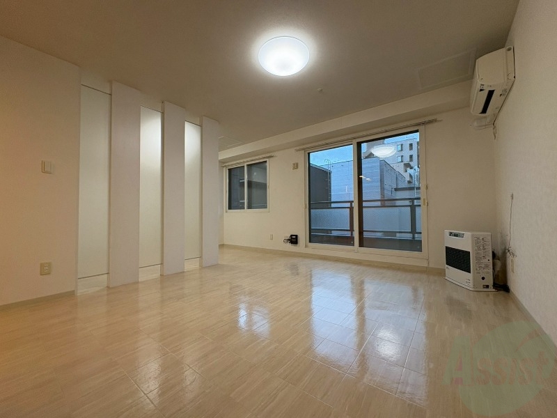 居室・リビング　リビングは白を基調としていて明るい印象ですね！