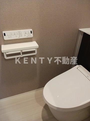 トイレ　落ち着いた色調のトイレです