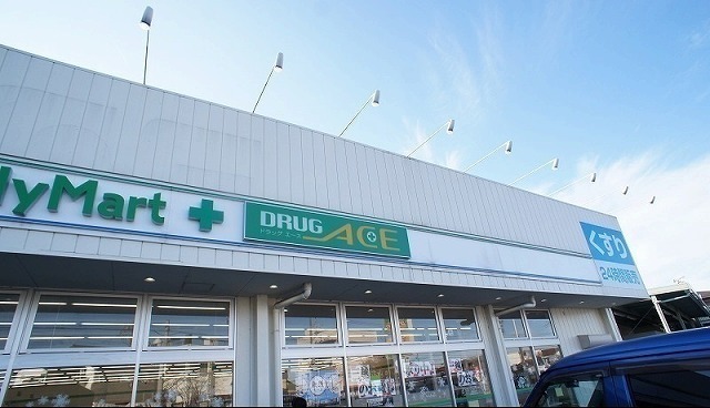 コンビニ　ファミリーマートドラッグエース広瀬東店（コンビニ）まで884m