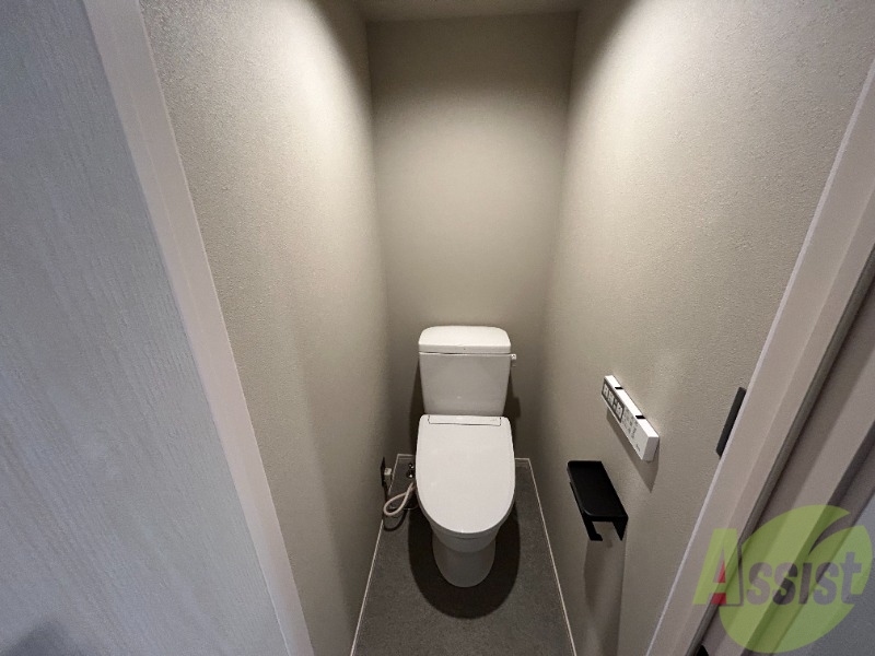 トイレ　トイレになります。温水洗浄がついているので快適ですね。