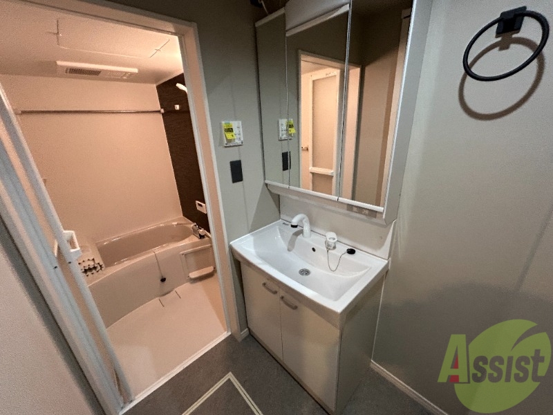 洗面設備　洗面台になります。独立洗面台なので便利ですね。