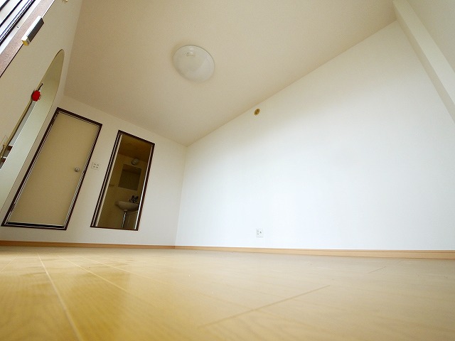 その他部屋・スペース　開放的な寝室です