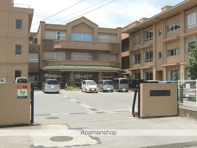 小学校　甲府市立大里小学校（小学校）まで2001m