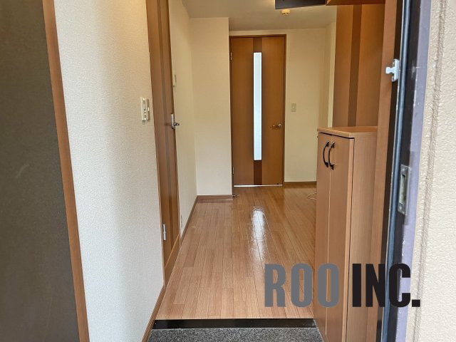 玄関　写真は反転のお部屋です