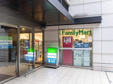 コンビニ　ファミリーマートグローバルフロントタワー店（コンビニ）まで102m