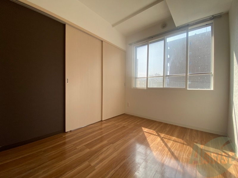 その他部屋・スペース　寝室はこちらです。光が差し込む、温かみのあるお部屋です。