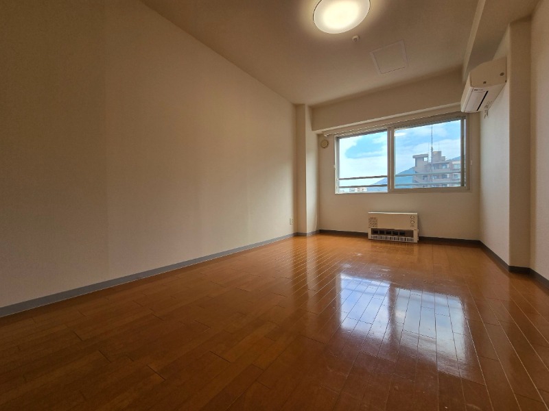 居室・リビング　リビングです。白を基調としていてお部屋全体が明るいですね！