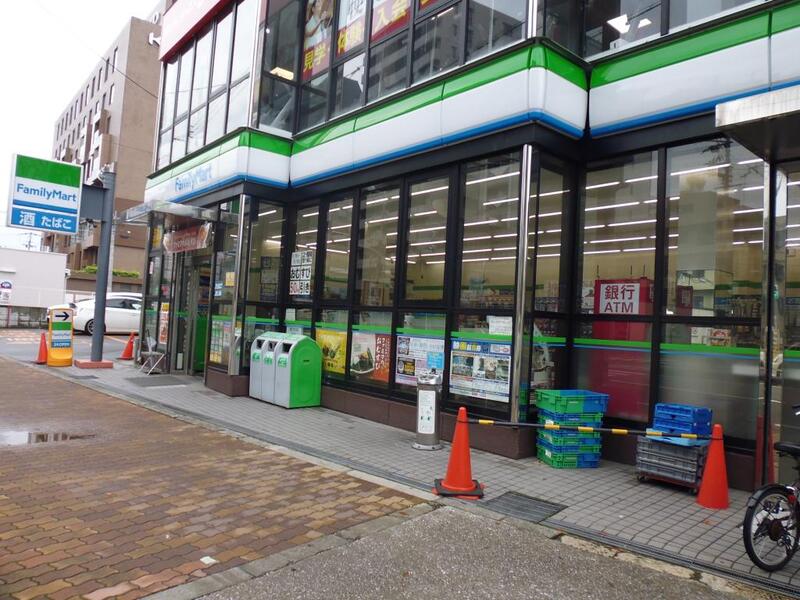 コンビニ　ファミリーマート 新深江駅前店（コンビニ）まで60m