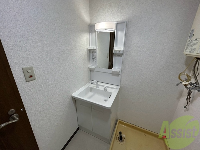 洗面設備　独立洗面台です。大きくてよいですね。シャンプーもできます。