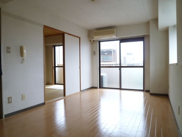 居室・リビング　２部屋とも南向きに面していて日当たり良好です。