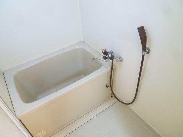 バス・シャワールーム　一般的なお風呂です