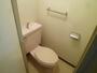 トイレ　トイレに手洗いとタオル掛けがありますよ